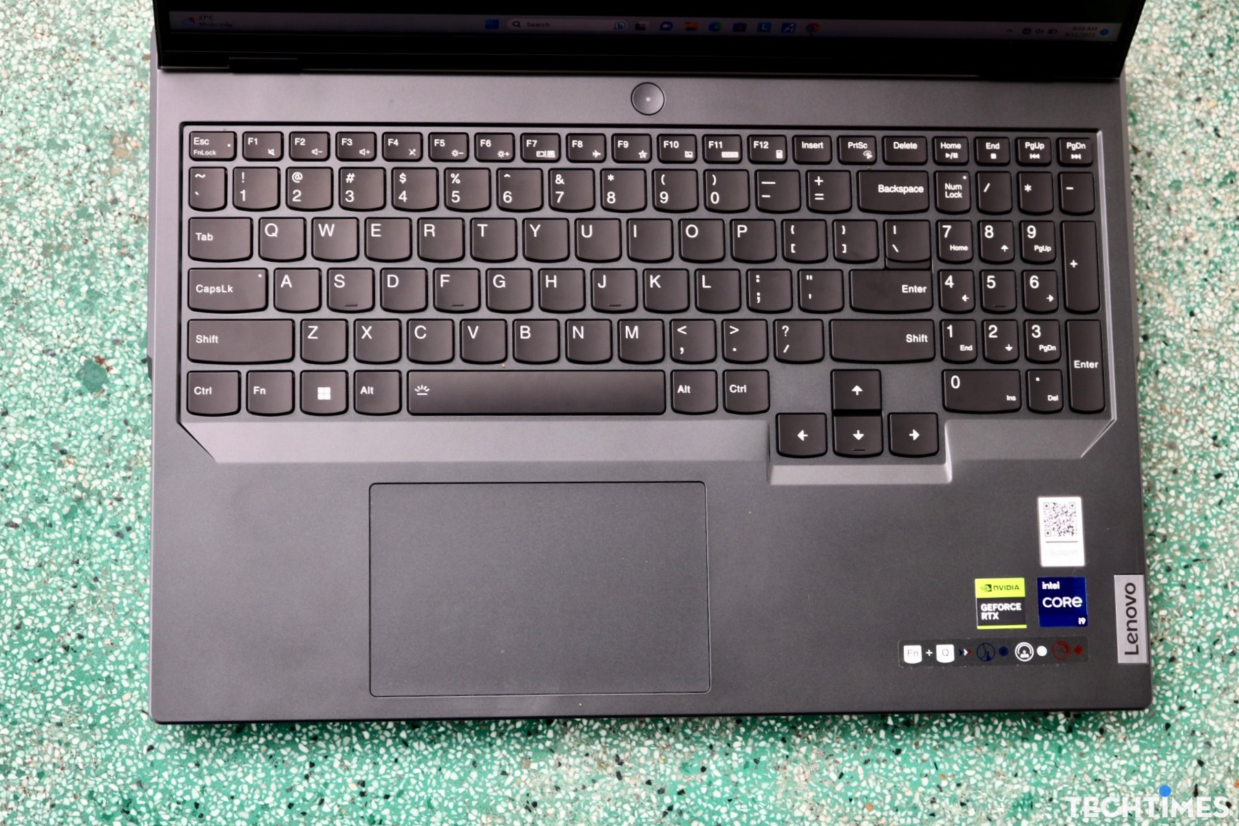 Thiết kế touchpad lớn, mịn màng giúp thao tác thoải mái.