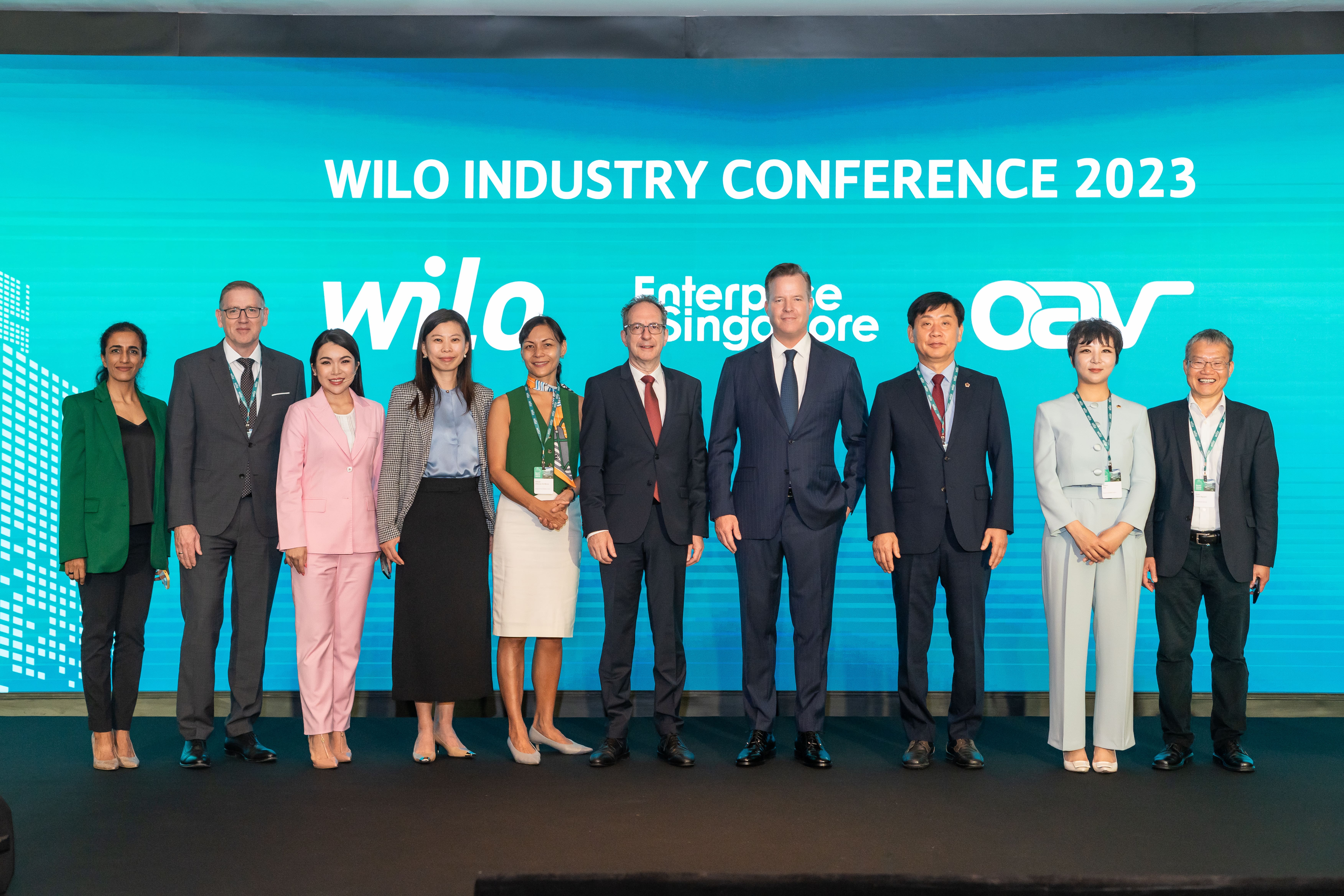 Tập đoàn Công nghệ Wilo tổ chức hội nghị ngành thường niên đầu tiên tại Singapore TechTimes Vietnam Các diễn giả tại Hội nghị Công nghiệp Tập đoàn Wilo 2023, bao gồm Ngài Tiến sĩ Norbert Riedel, Đại sứ Đức tại Singapore (thứ năm từ phải sang) và Oliver Hermes, Chủ tịch kiêm Giám đốc điều hành của Tập đoàn Wilo (thứ tư từ phải sang). Cựu người dẫn chương trình CNA Yvonne Chan (thứ ba từ trái sang) điều hành các cuộc thảo luận của hội thảo. Hình ảnh: WILO SE