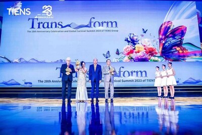 Li Jinyuan, Chủ tịch Hội đồng quản trị Tập đoàn TIENS, tặng bức chân dung Lão Tử cho các nhân vật chính trị và người nổi tiếng (PRNewsfoto/TIENS Group) Li Jinyuan, Chủ tịch Hội đồng quản trị Tập đoàn TIENS, tặng bức chân dung Lão Tử cho các nhân vật chính trị và người nổi tiếng (PRNewsfoto/TIENS Group)