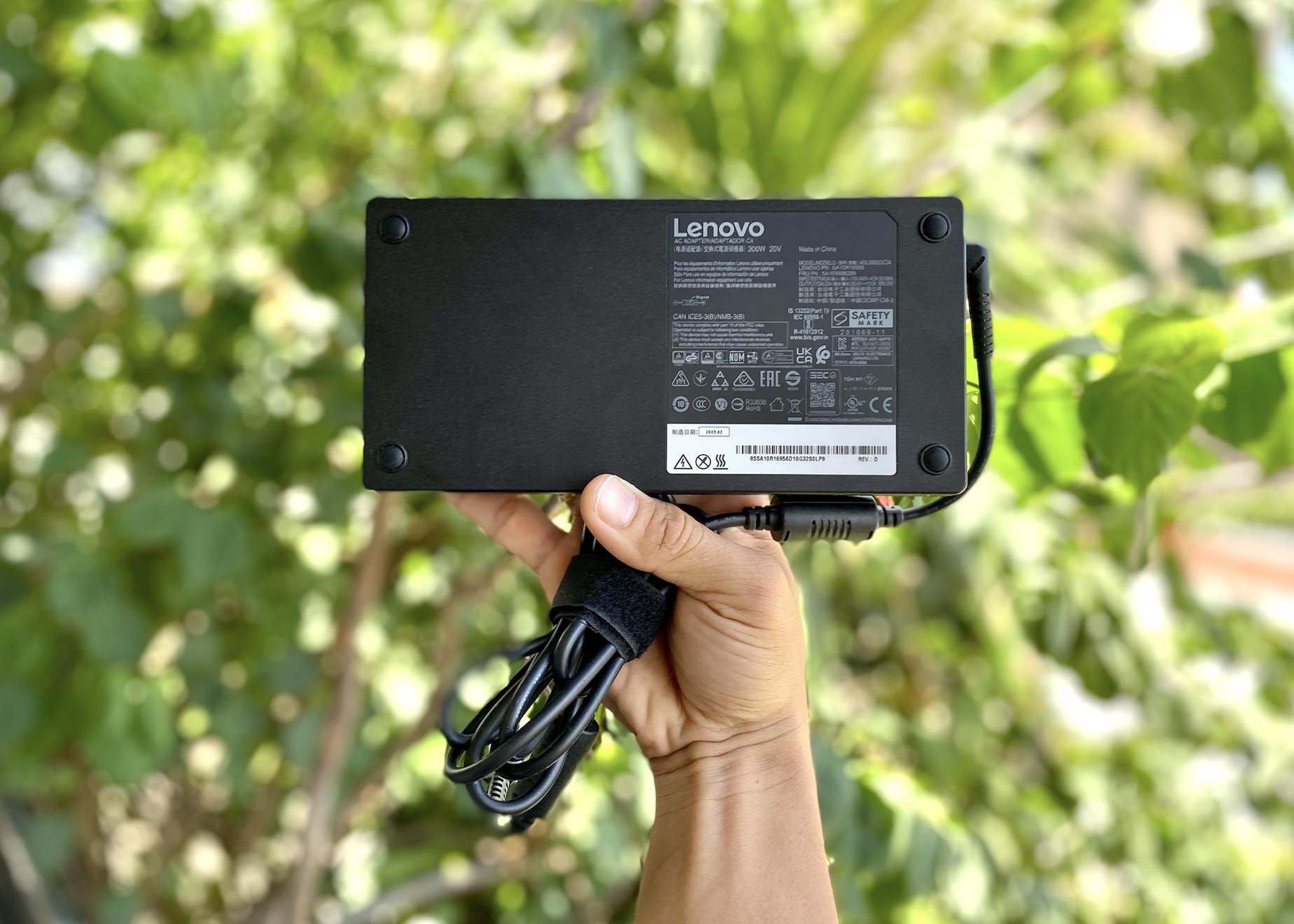 Adapter sạc của máy.