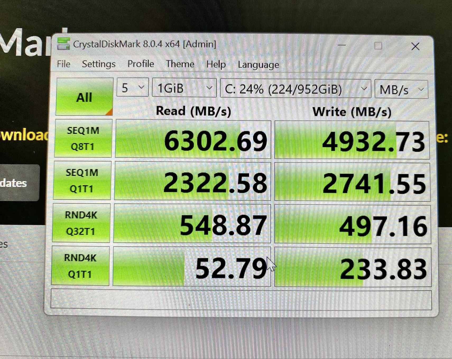 Hiệu năng SSD đo bằng công cụ benchmark CrystalDiskMark.