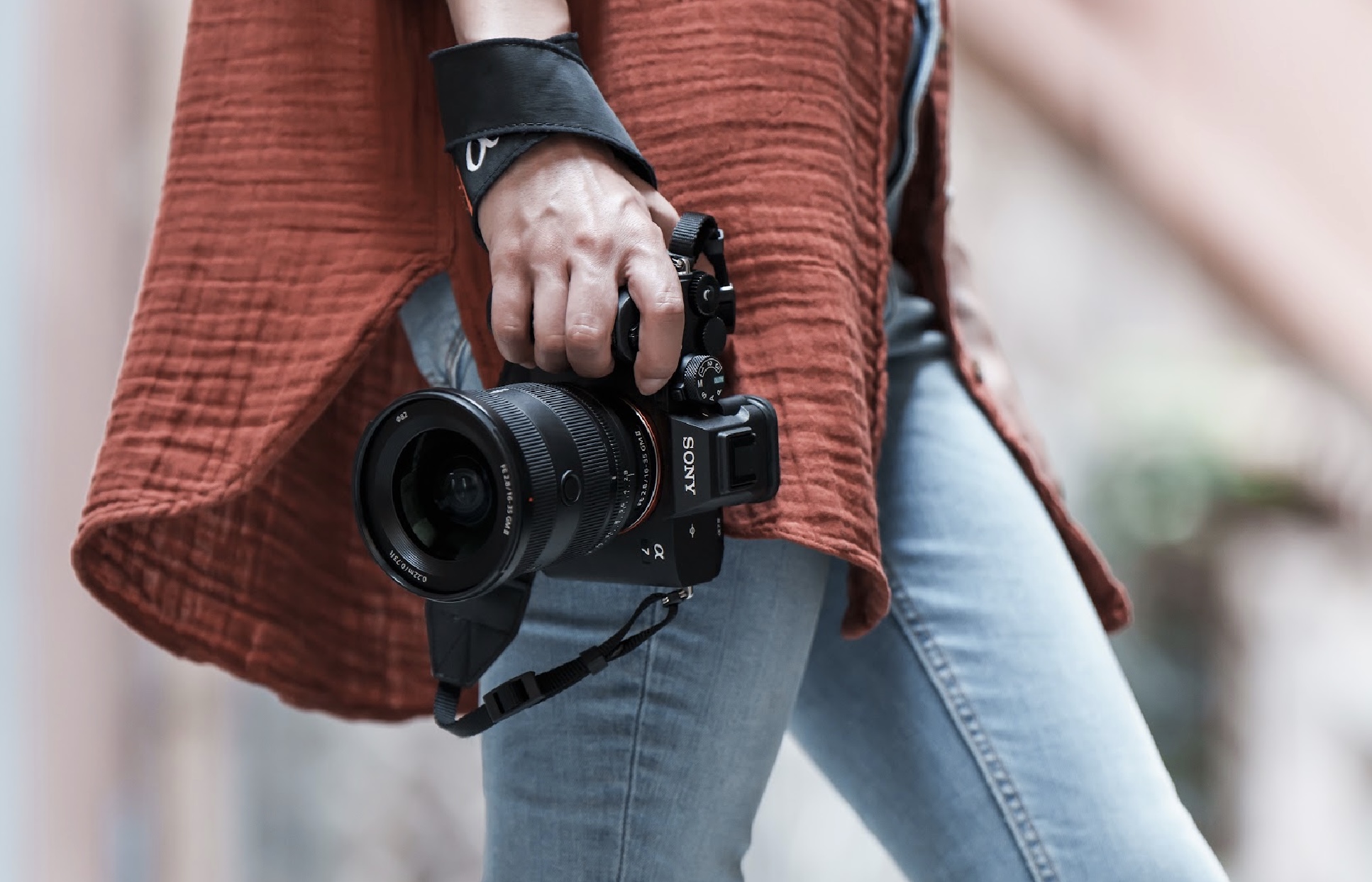 Sony ra mắt ống kính zoom góc rộng G-Master FE 16-35mm F2.8 GM II Sony G-Master FE 16-35mm F2.8 GM II là mẫu ống kính zoom góc rộng nhỏ nhất và nhẹ nhất thế giới kết hợp chất lượng hình ảnh của G Master và lấy nét tự động tốc độ cao tiên tiến.