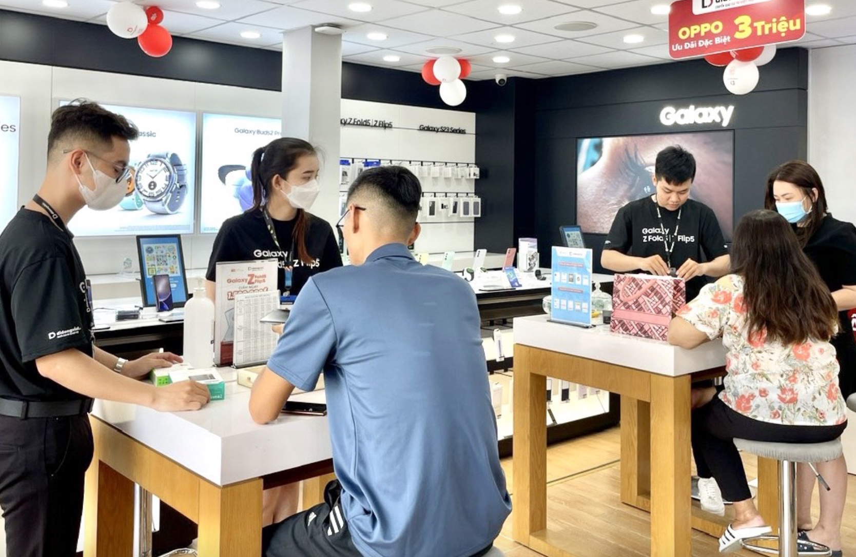Di Động Việt “chiều lòng" SamFans như thế nào? TechTimes Vietnam Khách hàng trải nghiệm mua sắm tại Di Động Việt