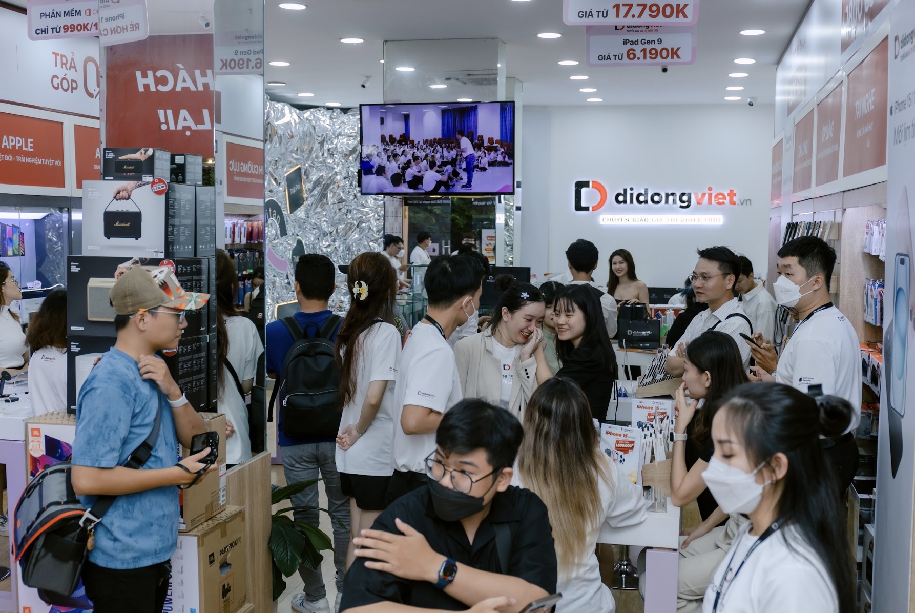 Di Động Việt mở bán sớm iPhone 15 series, trả hàng toàn bộ cho khách cọc