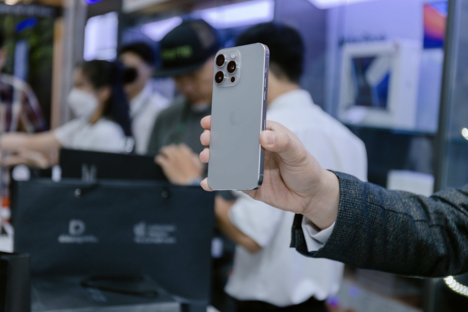 iPhone 15 Pro Max màu titan tự nhiên