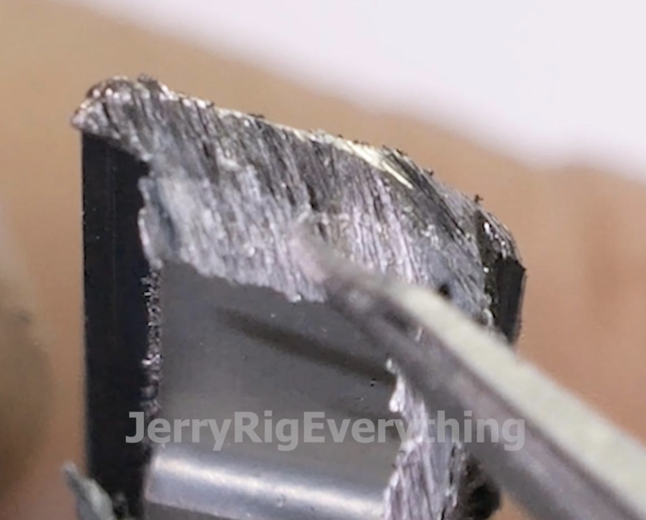 Khung viền smartphone 15 Pro bao gồm lớp titan bên ngoài và lớp nhôm bên trong. Theo Youtuber JerryRigEverything