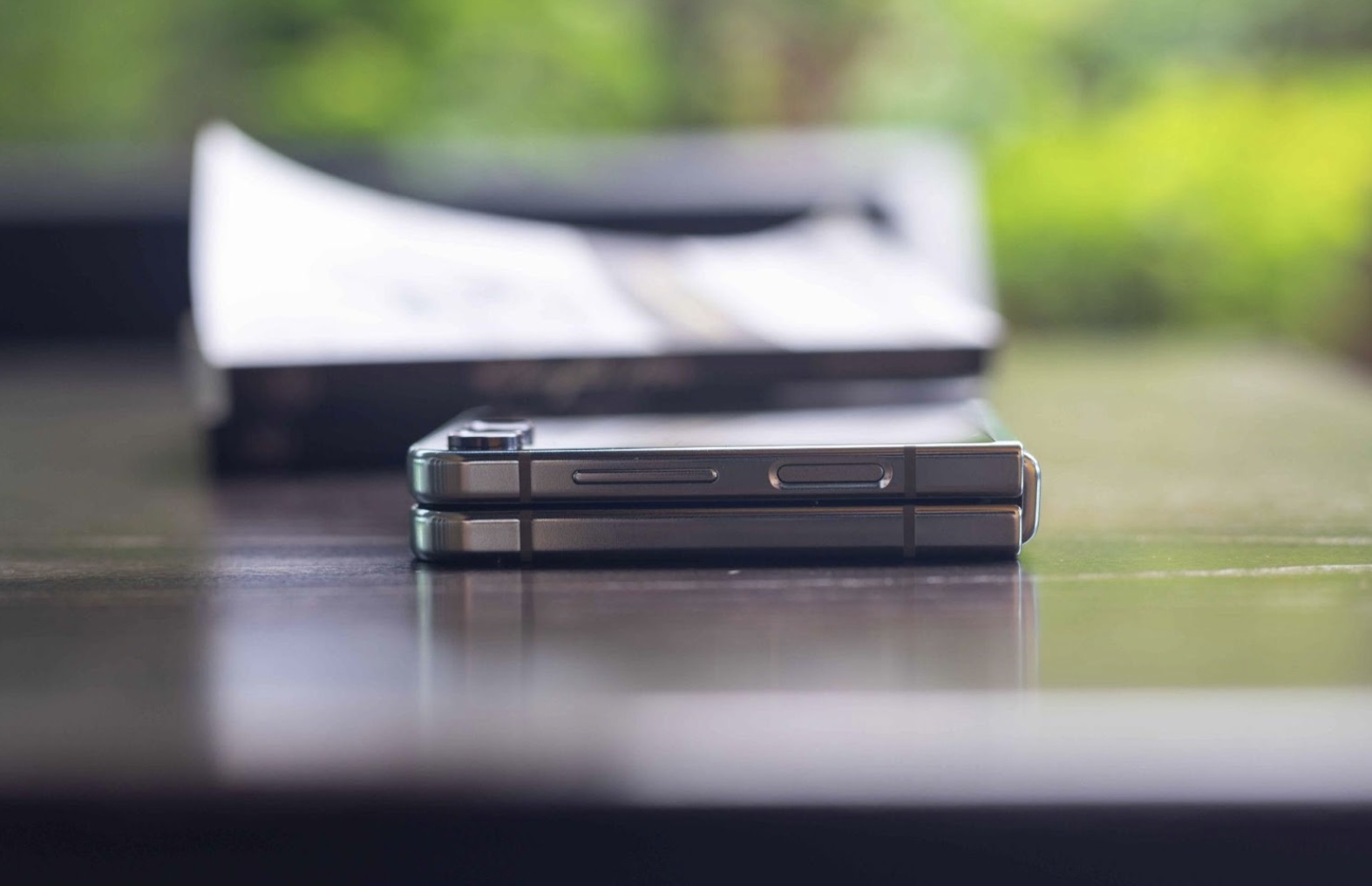 Tạm biệt “Táo khuyết” iPhone, điện thoại gập Galaxy Z series đã đủ hoàn hảo