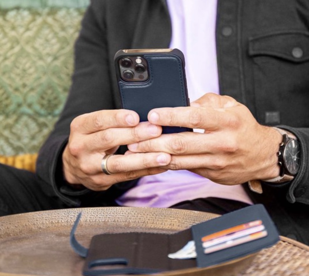 Tạm biệt “Táo khuyết” iPhone, điện thoại gập Galaxy Z series đã đủ hoàn hảo