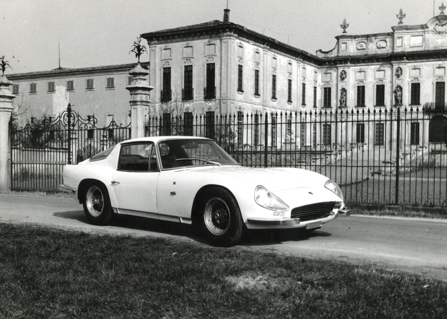 Mẫu xe độc nhất đầu tiên của Lamborghini chiếc là mẫu 350 GTV ra đời vào năm 1963 chính là nền tảng cho 350 GT