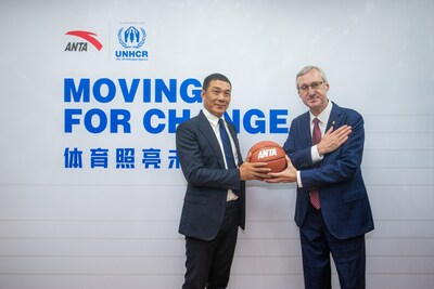 Nguồn ảnh: UNHCR/Azwan Rahim Ông Will Wang, Phó Chủ tịch Tập đoàn ANTA kiêm Chủ tịch kiêm Chủ tịch ANTA SEA và ông Thomas Albrecht, Đại diện UNHCR tại Malaysia, trao đổi quà tại lễ ra mắt quan hệ đối tác toàn cầu mới, Moving for Change. (PRNewsfoto/Nhóm ANTA) Nguồn ảnh: UNHCR/Azwan Rahim Ông Will Wang, Phó Chủ tịch Tập đoàn ANTA kiêm Chủ tịch kiêm Chủ tịch ANTA SEA và ông Thomas Albrecht, Đại diện UNHCR tại Malaysia, trao đổi quà tại lễ ra mắt quan hệ đối tác toàn cầu mới, Moving for Change. (PRNewsfoto/Nhóm ANTA)