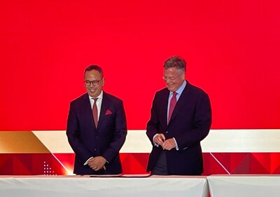 Daniel Newman, Giám đốc tài chính của GDS (phải); Ridha Wirakusumah, Giám đốc điều hành của INA (trái) Daniel Newman, Giám đốc tài chính của GDS (phải); Ridha Wirakusumah, Giám đốc điều hành của INA (trái)