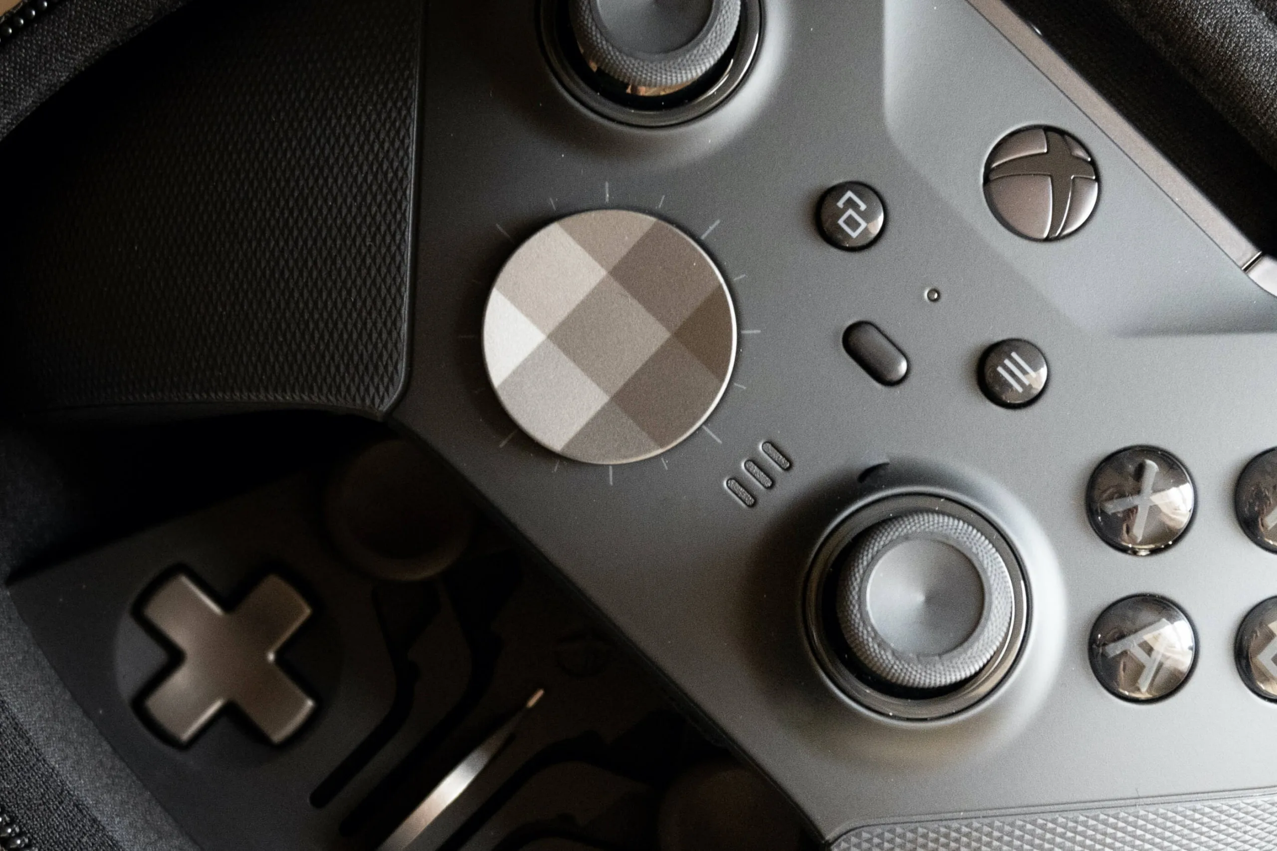 Microsoft chặn sử dụng các bộ điều khiển và phụ kiện trái phép với bảng điều khiển Xbox Microsoft blocks unauthorized controllers and accessories from being used with Xbox consoles