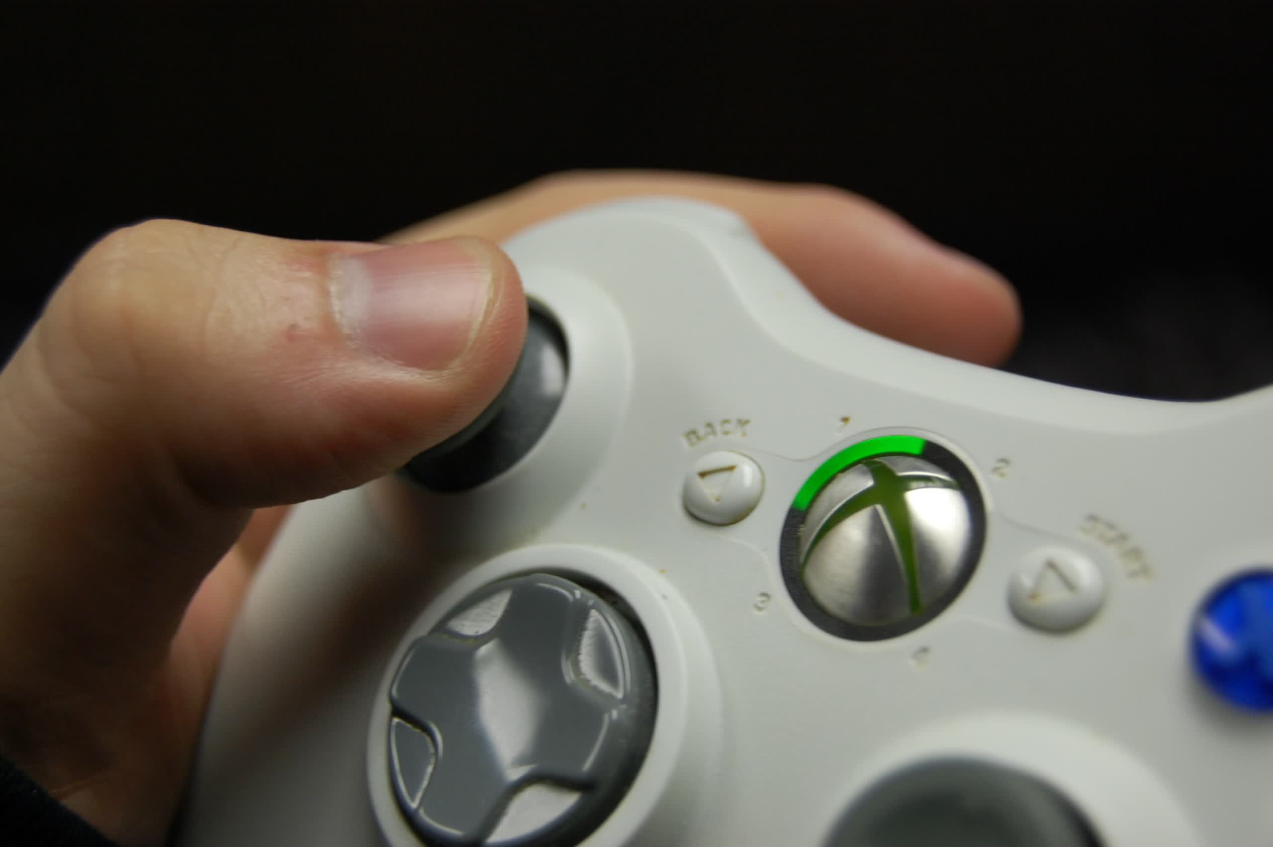 FBI truy tố ba người trong kế hoạch giao dịch nội gián sử dụng Chat Xbox 360 để ẩn tin nhắn FBI indicts three in insider trading scheme that utilized Xbox 360 chat to hide comms