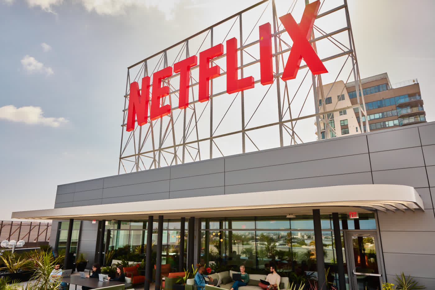Netflix có kế hoạch tăng giá lần đầu tiên kể từ đầu năm 2022 Netflix is planning its first price hike since early 2022