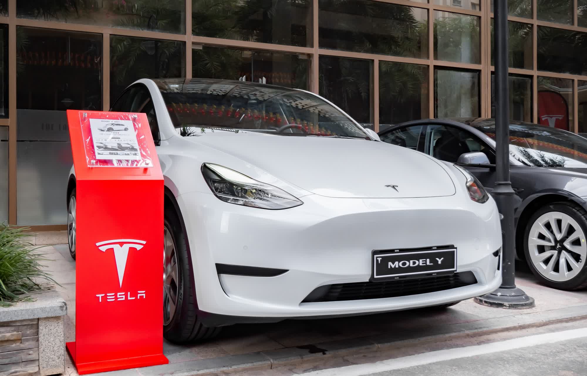 Tesla lại giảm giá xe điện sau thời kỳ suy thoái sản xuất và giao hàng Tesla cuts EV prices again following production and delivery downturn