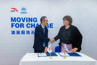 Nguồn ảnh: UNHCR/Azwan Rahim Ông Lai Shixian, Giám đốc điều hành và đồng Giám đốc điều hành của Tập đoàn ANTA và Bà Tina Friis Hansen, Giám đốc toàn cầu của Dịch vụ hợp tác khu vực tư nhân của UNHCR, ký thỏa thuận cho quan hệ đối tác toàn cầu mới, Chuyển động để thay đổi. (PRNewsfoto/Nhóm ANTA) Nguồn ảnh: UNHCR/Azwan Rahim Ông Lai Shixian, Giám đốc điều hành và đồng Giám đốc điều hành của Tập đoàn ANTA và Bà Tina Friis Hansen, Giám đốc toàn cầu của Dịch vụ hợp tác khu vực tư nhân của UNHCR, ký thỏa thuận cho quan hệ đối tác toàn cầu mới, Chuyển động để thay đổi. (PRNewsfoto/Nhóm ANTA)