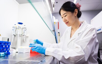 Tiến sĩ Jiao Jiao Li lãnh đạo nhóm nghiên cứu trong lĩnh vực kỹ thuật y sinh. Cùng với nhóm, cô đang phát triển các liệu pháp tái tạo cho các bệnh về xương và khớp. Ảnh được chụp bởi Andy Roberts. Tiến sĩ Jiao Jiao Li lãnh đạo nhóm nghiên cứu trong lĩnh vực kỹ thuật y sinh. Cùng với nhóm, cô đang phát triển các liệu pháp tái tạo cho các bệnh về xương và khớp. Ảnh được chụp bởi Andy Roberts.