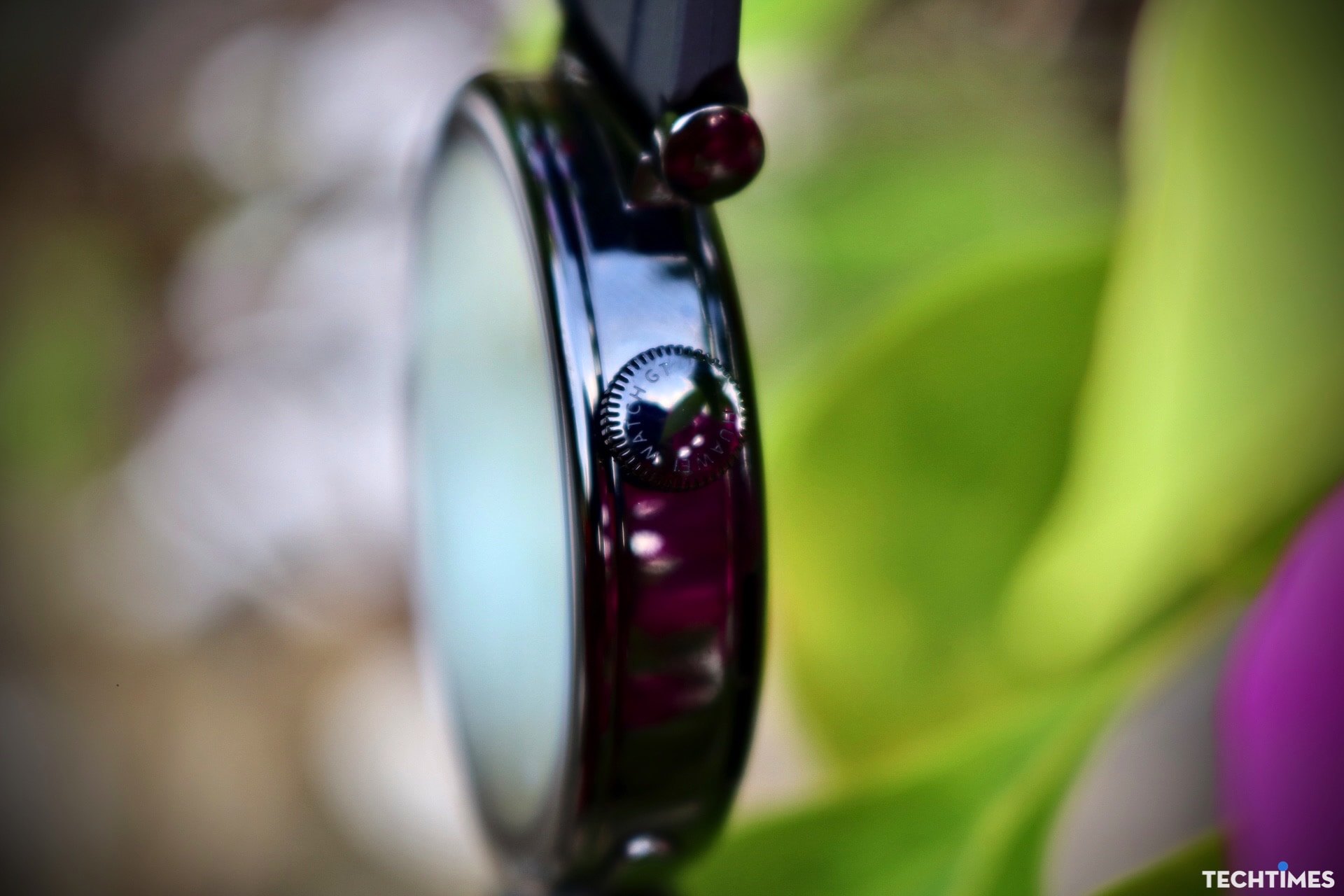 Cận cảnh nút vặn với chữ WATCH GT in nổi.
