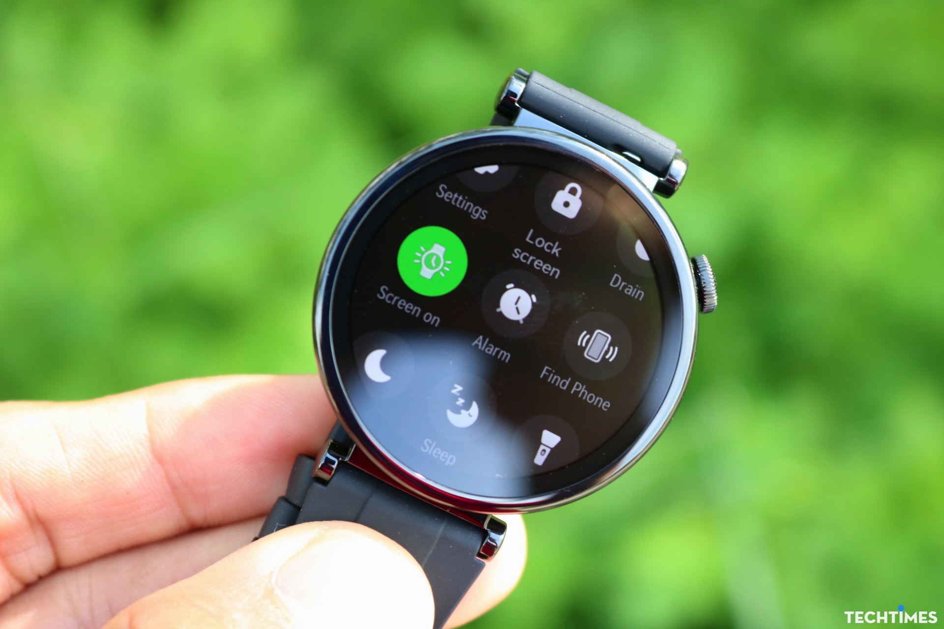 Màn hình AMOLED 1,32 inch trên phiên bản 41mm có thể nhỏ hơn 0,1 inch so với bản 46mm nhưng vẫn trông khá lớn. Khả năng hiển thị xuất sắc độ phân giải 466 x 466 pixel và mật độ điểm ảnh đạt 352ppi (so với 326ppi trên bản 46mm).