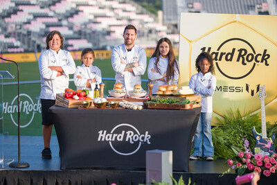 Hard Rock International và đại sứ thương hiệu toàn cầu, Leo Messi, công bố thực đơn Messi đầu tiên dành cho trẻ em, “Thực đơn dành cho trẻ em Hard Rock Messi”, với sự trợ giúp từ Bộ lạc Seminole ở Florida và trẻ em cộng đồng địa phương Nam Florida trong sự kiện ra mắt tại DRV PNK Sân vận động vào ngày 2 tháng 10. (AJ Shorter / Hard Rock International) Hard Rock International và đại sứ thương hiệu toàn cầu, Leo Messi, công bố thực đơn Messi đầu tiên dành cho trẻ em, “Thực đơn dành cho trẻ em Hard Rock Messi”, với sự trợ giúp từ Bộ lạc Seminole ở Florida và trẻ em cộng đồng địa phương Nam Florida trong sự kiện ra mắt tại DRV PNK Sân vận động vào ngày 2 tháng 10. (AJ Shorter / Hard Rock International)