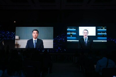 Ken Hu của Huawei và Mats Granryd của GSMA thảo luận về 5G tại MBBF 2023 ở Dubai (PRNewsfoto/Huawei)