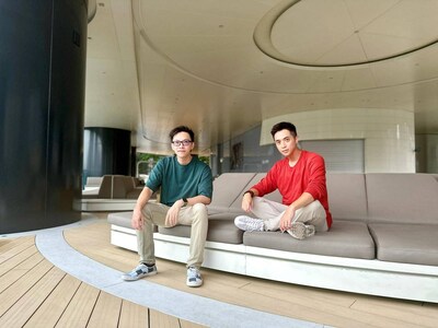 Dự án YogaPetz được dẫn dắt bởi những người đồng sáng lập @keung (Kam-Keung FUNG, trái) và @Kakarot_F23 (Kin-Fung MAN, phải), những người đã cùng nhau cống hiến hơn 20 năm kinh nghiệm kinh doanh và vận hành.