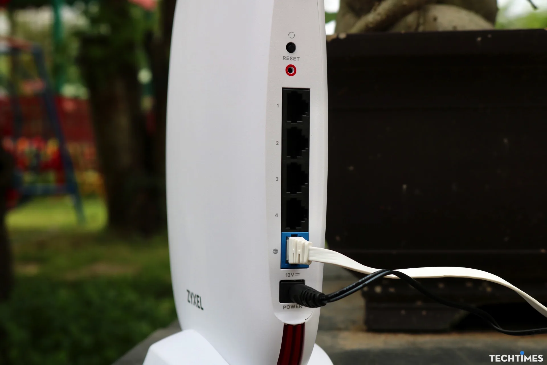 Đánh giá router Zyxel SCR 50AXE: Tốc độ cao, bảo mật mà vẫn linh hoạt TechTimes Vietnam Cạnh sau của router liền lạc với tổng thể router.