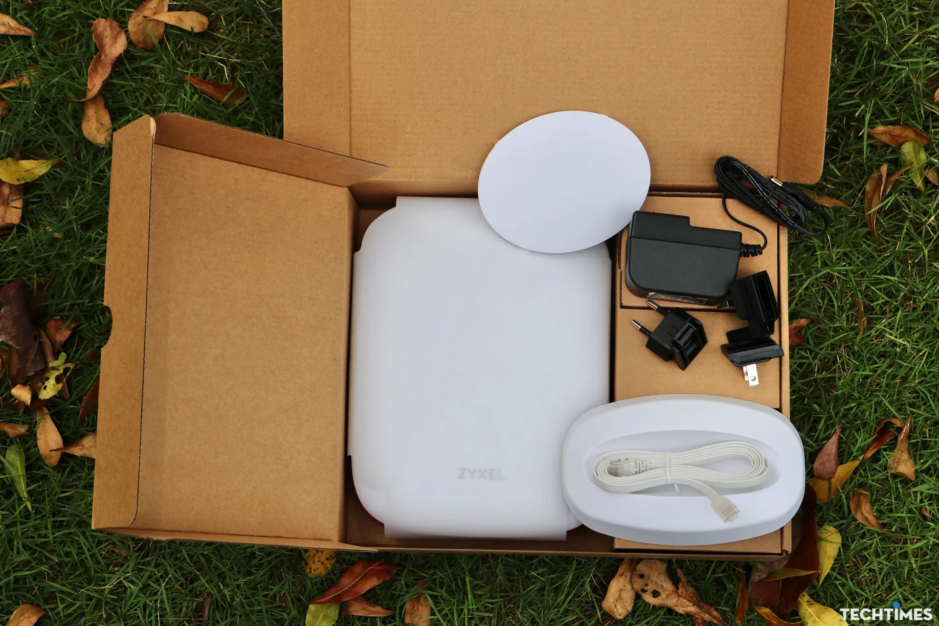 Đánh giá router Zyxel SCR 50AXE: Tốc độ cao, bảo mật mà vẫn linh hoạt TechTimes Vietnam Bên trong có nhiều phụ kiện như adapter sạc kèm các chấu sạc cho nhiều thị trường, cáp LAN, đế và nắp đậy mặt sau.