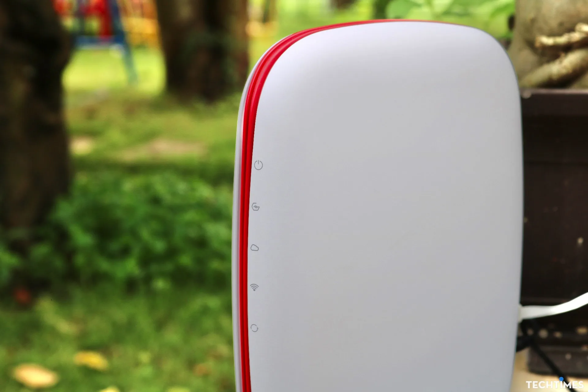 Đánh giá router Zyxel SCR 50AXE: Tốc độ cao, bảo mật mà vẫn linh hoạt TechTimes Vietnam Nét cách điệu màu đỏ với các đèn LED xanh lá tín hiệu nằm ẩn bên trong.