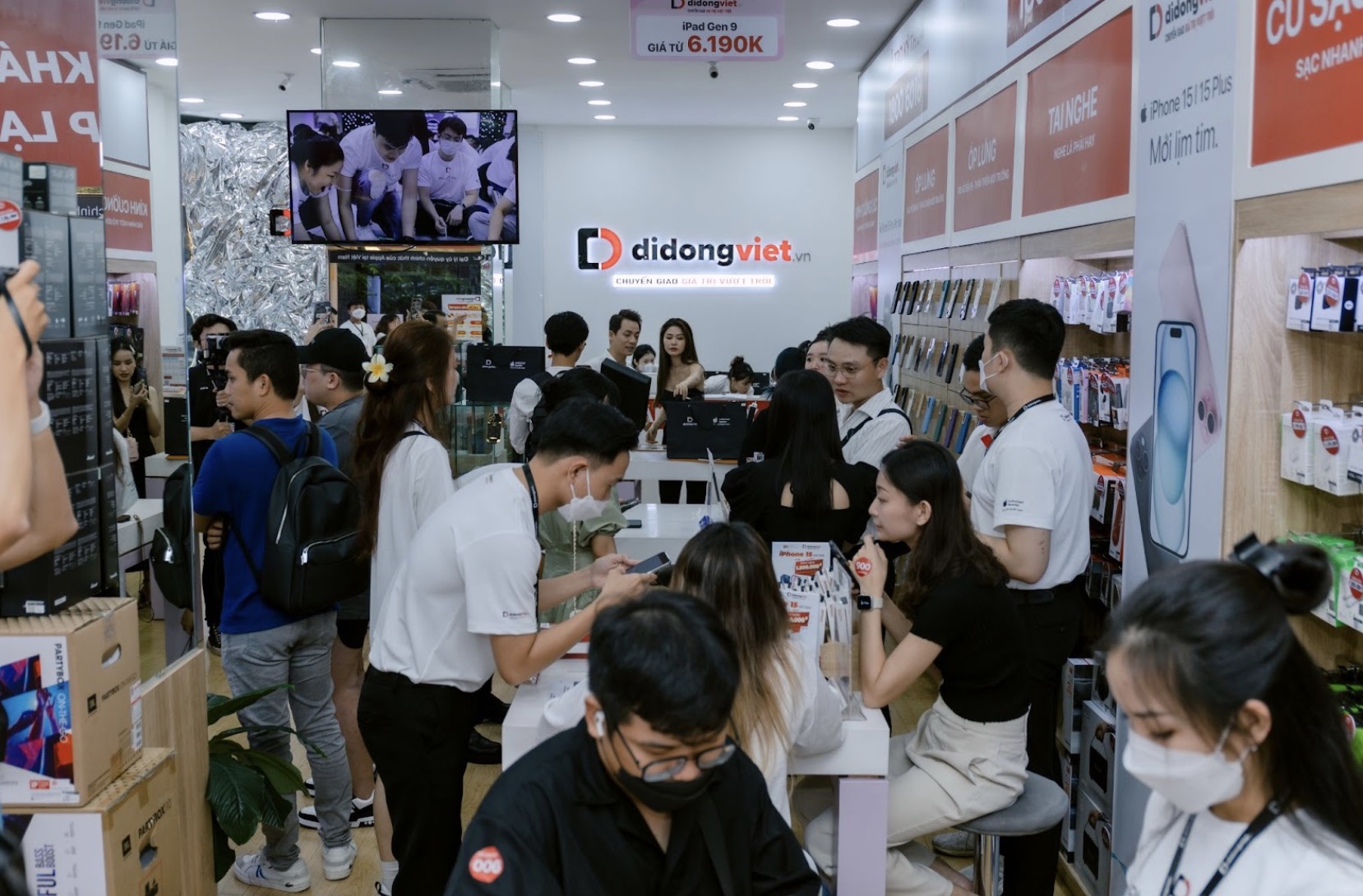 Nhiều khách hàng lựa chọn Trade-in thu cũ đổi mới iPhone 15 series tại Di Động Việt