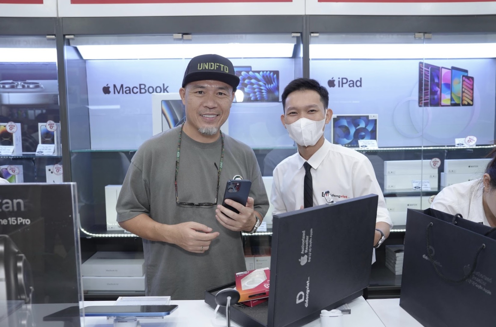 Nhạc sĩ Huy Tuấn Trade-in iPhone 15 Pro Max tại Di Động Việt