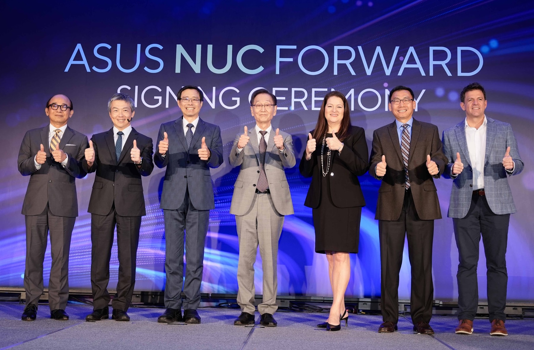 Intel và ASUS hợp tác sản xuất và kinh doanh máy tính NUC TechTimes Vietnam Hãng ASUS công bố lễ ký kết chính thức với Tập đoàn Intel, đánh dấu việc cung cấp thành công dòng sản phẩm Intel Next Unit of Computing (NUC) của Intel.