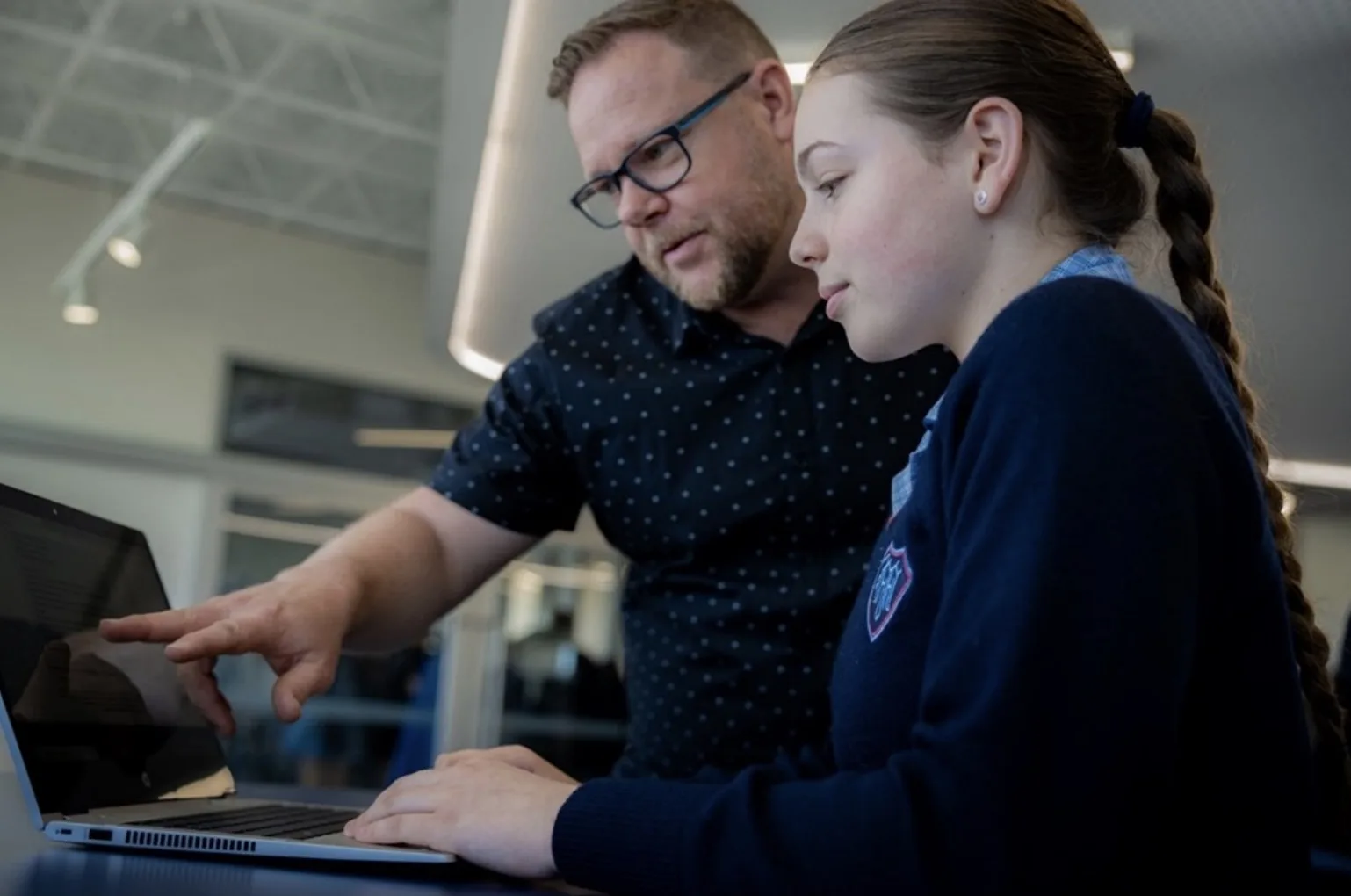 Azure AI Content Safety đảm bảo an toàn nội dung cho người dùng TechTimes Vietnam Ông Simon Chapman, Giám đốc Kiến trúc Kỹ thuật số của Sở Giáo dục Nam Úc