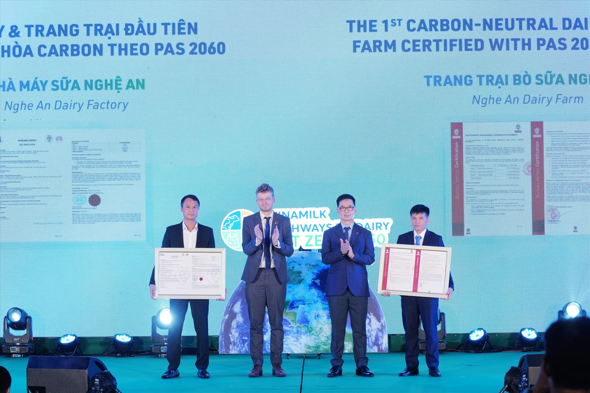 Giảm thiểu “dấu chân” carbon trong sản xuất tại doanh nghiệp sữa lớn nhất Việt Nam TechTimes Vietnam Vinamilk nhận chứng nhận Nhà máy và trang trại đạt trung hòa carbon theo tiêu chuẩn PAS 2060:2014. Ảnh: Vinamilk