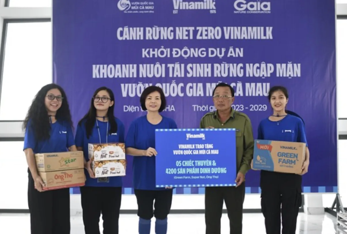 Bà Bùi Thị Hương (thứ ba từ trái qua), Giám đốc điều hành Vinamilk, đại diện trao tặng 05 chiếc thuyền và 4.200 sản phẩm dinh dưỡng cho đại diện Vườn quốc gia Mũi Cà Mau. (Nguồn: Vinamilk/Vietnam+)
