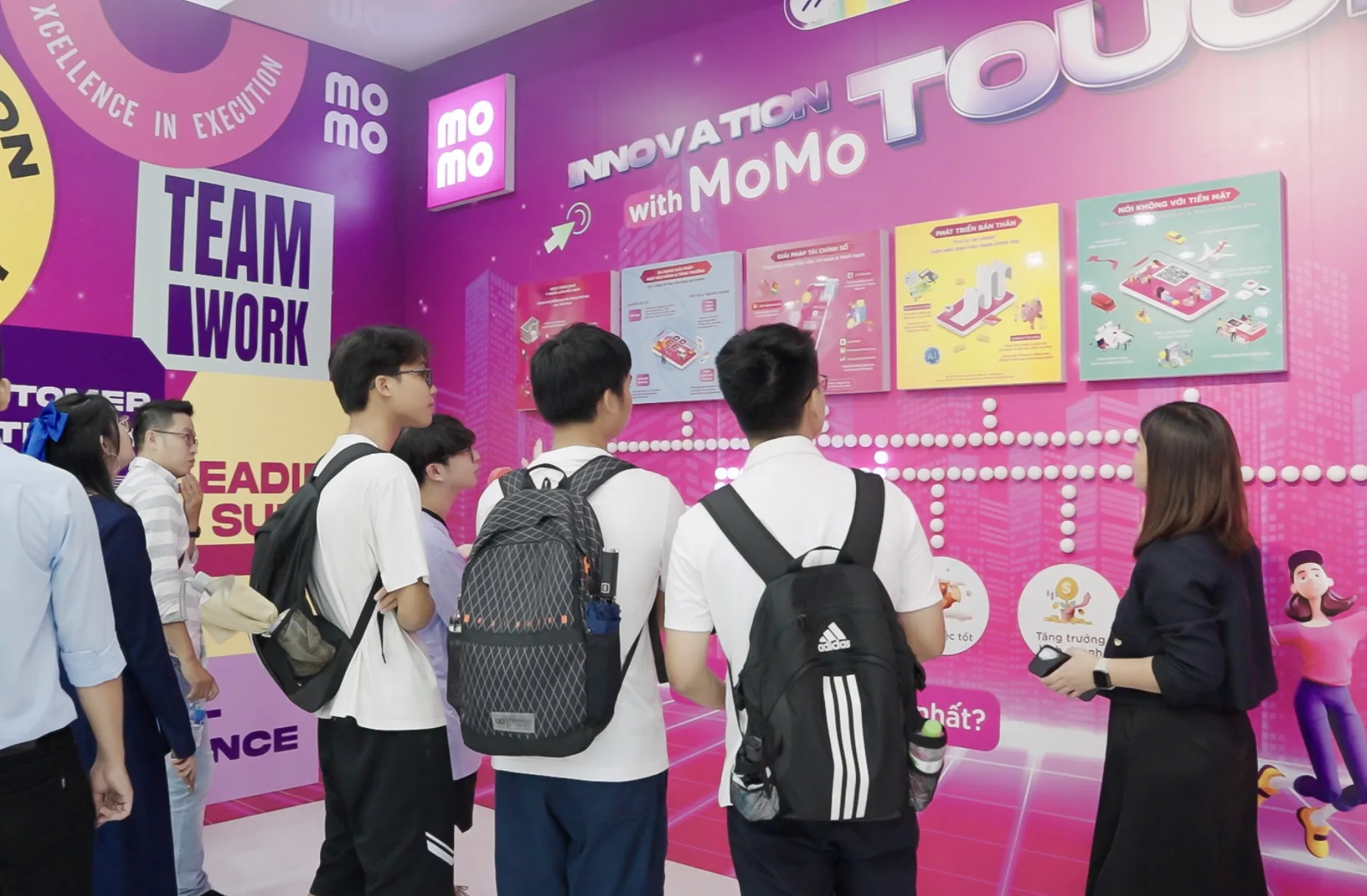 MoMo tại Triển lãm Quốc tế về Đổi mới sáng tạo Việt Nam năm 2023: Từ “Trạm tương tác” mới lạ đến Fintech duy nhất vào “Top 10 Thương hiệu bền vững nhờ đổi mới sáng tạo”