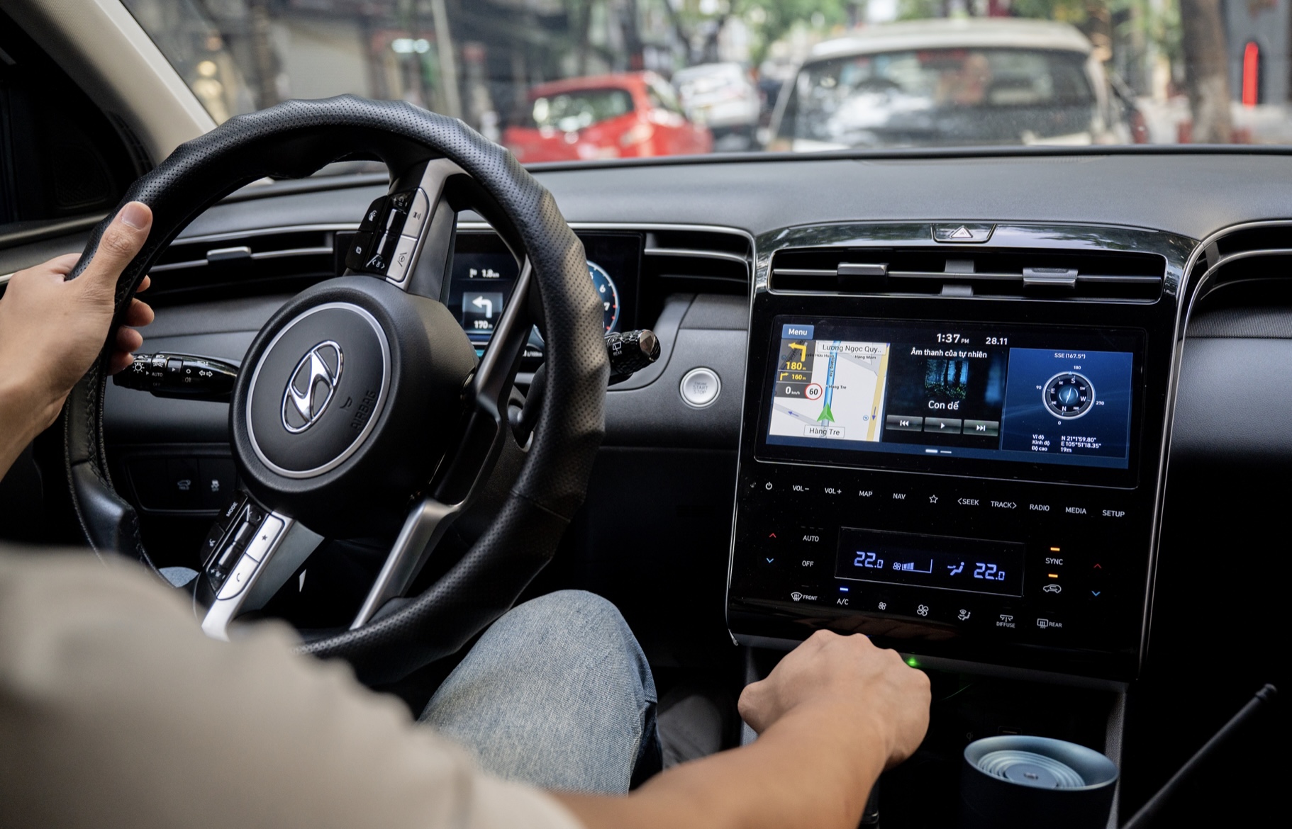 Không cần chạm tay vẫn mở được chỉ đường, nghe nhạc… ô tô của anh Phát trở nên ‘thông minh’ hơn sau lần nâng cấp gần đây, điều khiển hoàn toàn bằng giọng nói chỉ với vỏn vẹn...8 triệu đồng.