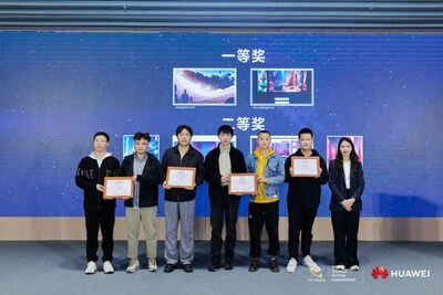 Hu Xiaoman (phải) trao giải thưởng cho những người chiến thắng trong Cuộc thi Ứng dụng và Tinh chỉnh AI Ngộ Không-Huahua (PRNewsfoto/Huawei Technologies Co.,Ltd.) Hu Xiaoman (phải) trao giải thưởng cho những người chiến thắng trong Cuộc thi Ứng dụng và Tinh chỉnh AI Ngộ Không-Huahua (PRNewsfoto/Huawei Technologies Co.,Ltd.)