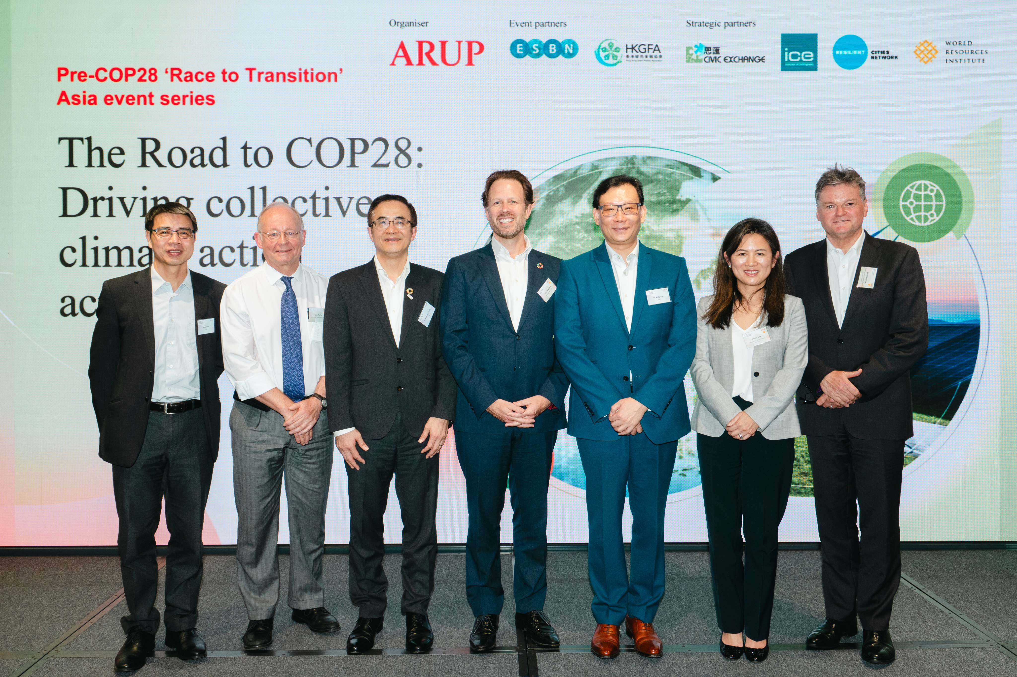 Từ trái sang: James Sze, COO Đông Á, Arup;  ông Jim Taylor, Giám đốc cấp cao, Kế hoạch và Phát triển, CLP Power Hong Kong Limited;  Tiến sĩ Vincent Cheng, Thành viên, Giám đốc Dịch vụ Khí hậu và Bền vững, Đông Á, Arup;  ông Ben McQuhae, Phó Chủ tịch Hiệp hội Tài chính Xanh Hồng Kông;  Người sáng lập, Ben McQuhae & Co.;  Tiến sĩ Andy Lee, Chủ tịch khu vực Đông Á, Arup;  bà Jenny Lee, Phó Tổng thư ký Hiệp hội Tài chính Xanh Hồng Kông;  ông Jonathan Drew, Phó Chủ tịch Hiệp hội Tài chính Xanh Hồng Kông;  Giám đốc Ngân hàng Phát triển bền vững Toàn cầu, Châu Á Thái Bình Dương, Tập đoàn Ngân hàng Hồng Kông và Thượng Hải