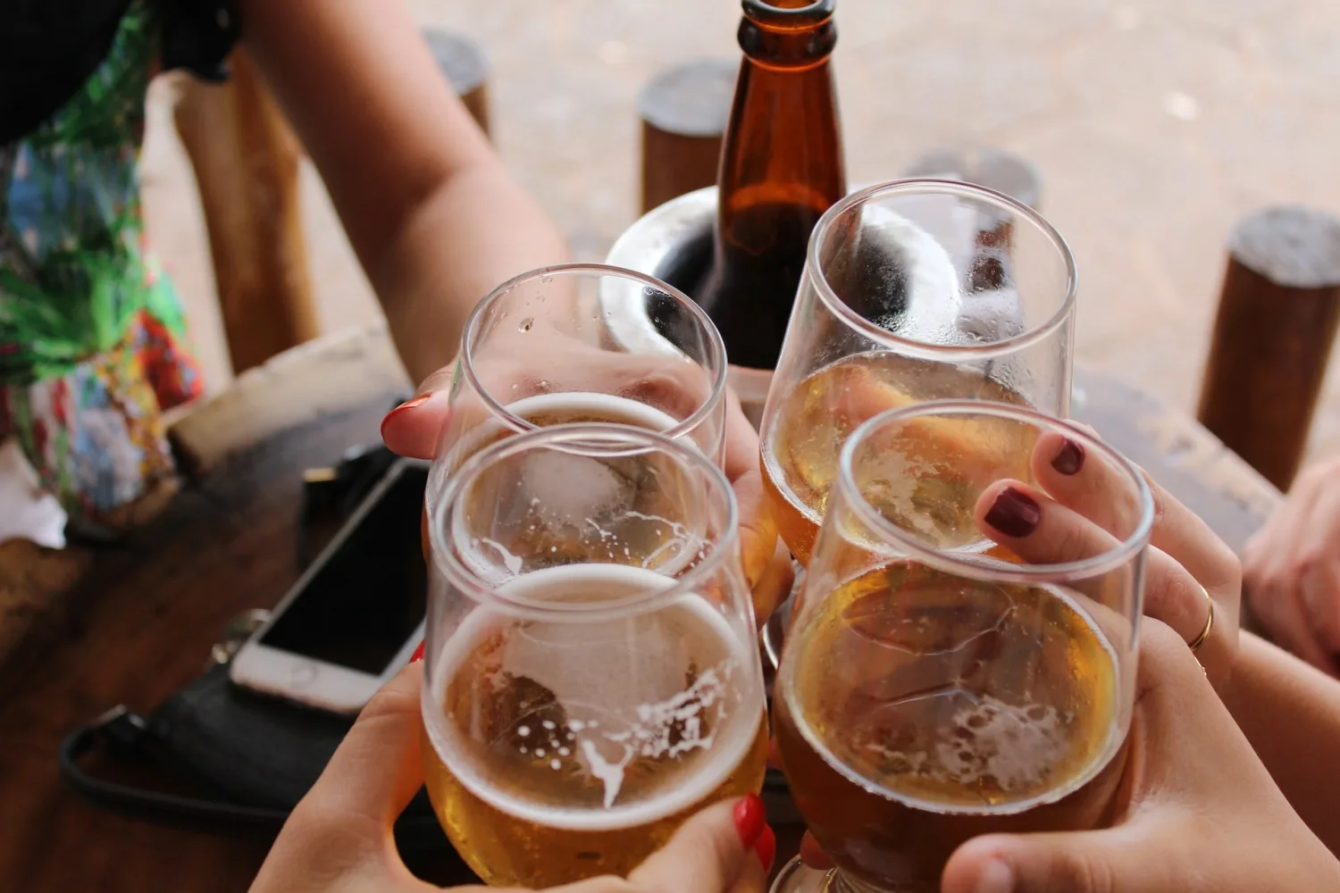 Nghiên cứu mới cho thấy điện thoại của bạn có thể phát hiện mức độ say của bạn, tất cả đều dựa trên giọng nói của bạn Alcohol Poisoning