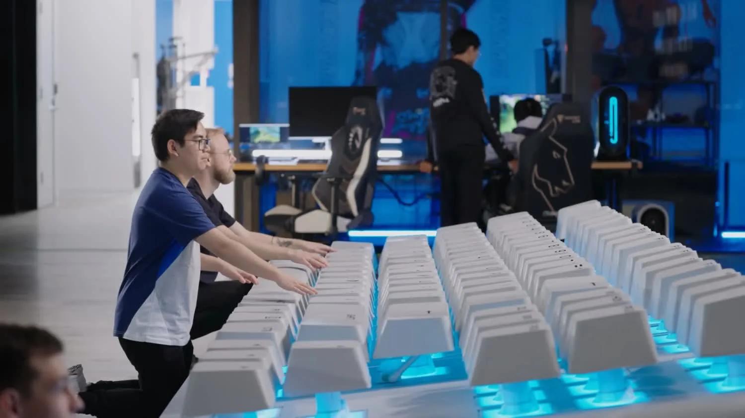 Alienware chế tạo bàn phím và chuột cơ khổng lồ, dùng để chơi DOTA 2 Alienware chế tạo bàn phím và chuột cơ khổng lồ, dùng để chơi DOTA 2