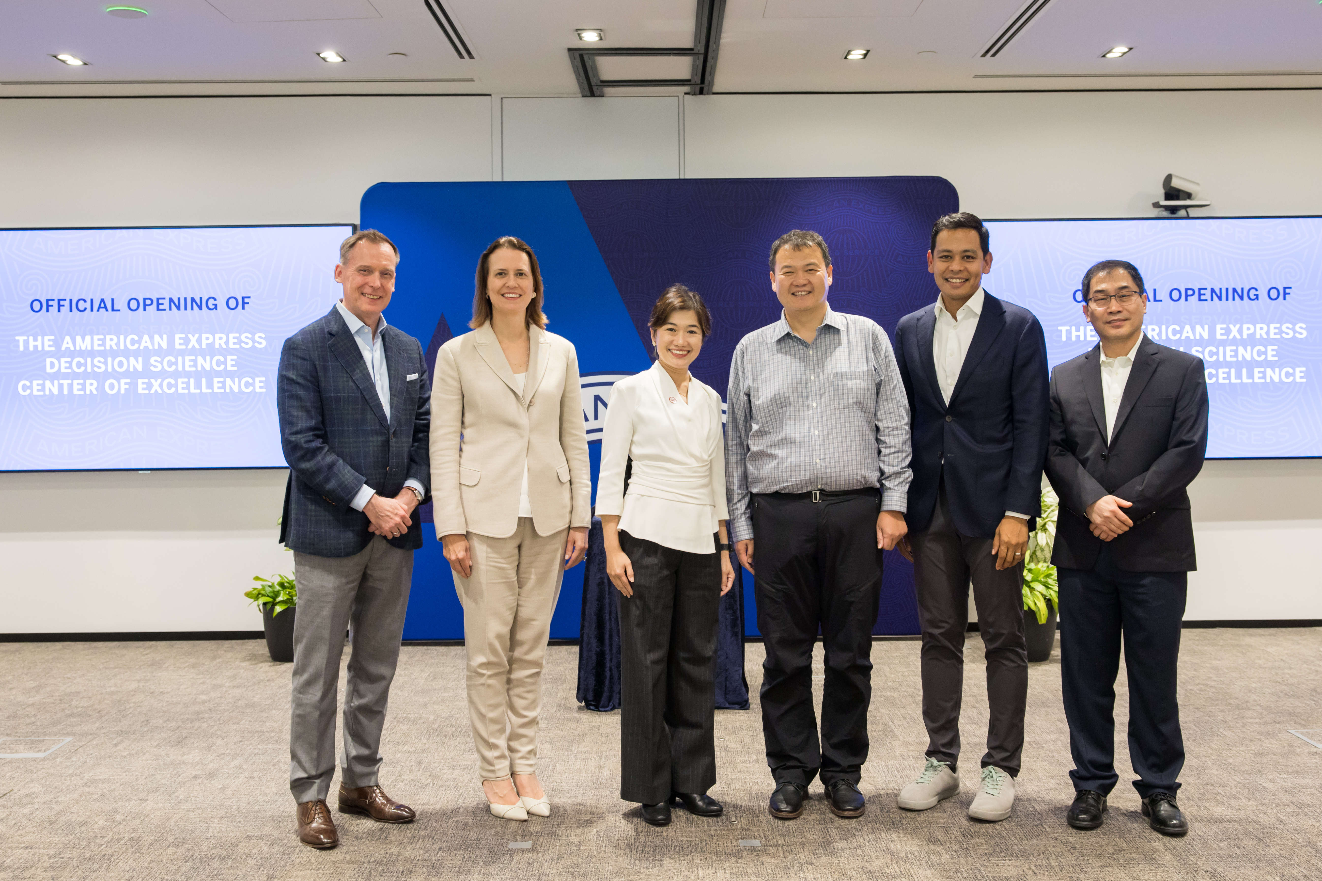 Từ trái sang phải: Marlin Brown, Giám đốc Quốc gia Singapore, American Express, Anna Marrs, Chủ tịch Tập đoàn, Dịch vụ Kinh doanh Toàn cầu và Rủi ro Tín dụng và Gian lận, American Express, Jacqueline Poh, Giám đốc Điều hành, Ban Phát triển Kinh tế Singapore, Chao Yuan, Phó Điều hành Chủ tịch, Quyết định Khoa học và Chiến lược Dữ liệu, American Express, Philbert Gomez, Phó Chủ tịch kiêm Giám đốc Công nghiệp Kỹ thuật số Singapore, Changbin Wang, Giám đốc Điều hành Trung tâm Khoa học Xuất sắc, quyết định của Singapore, American Express.