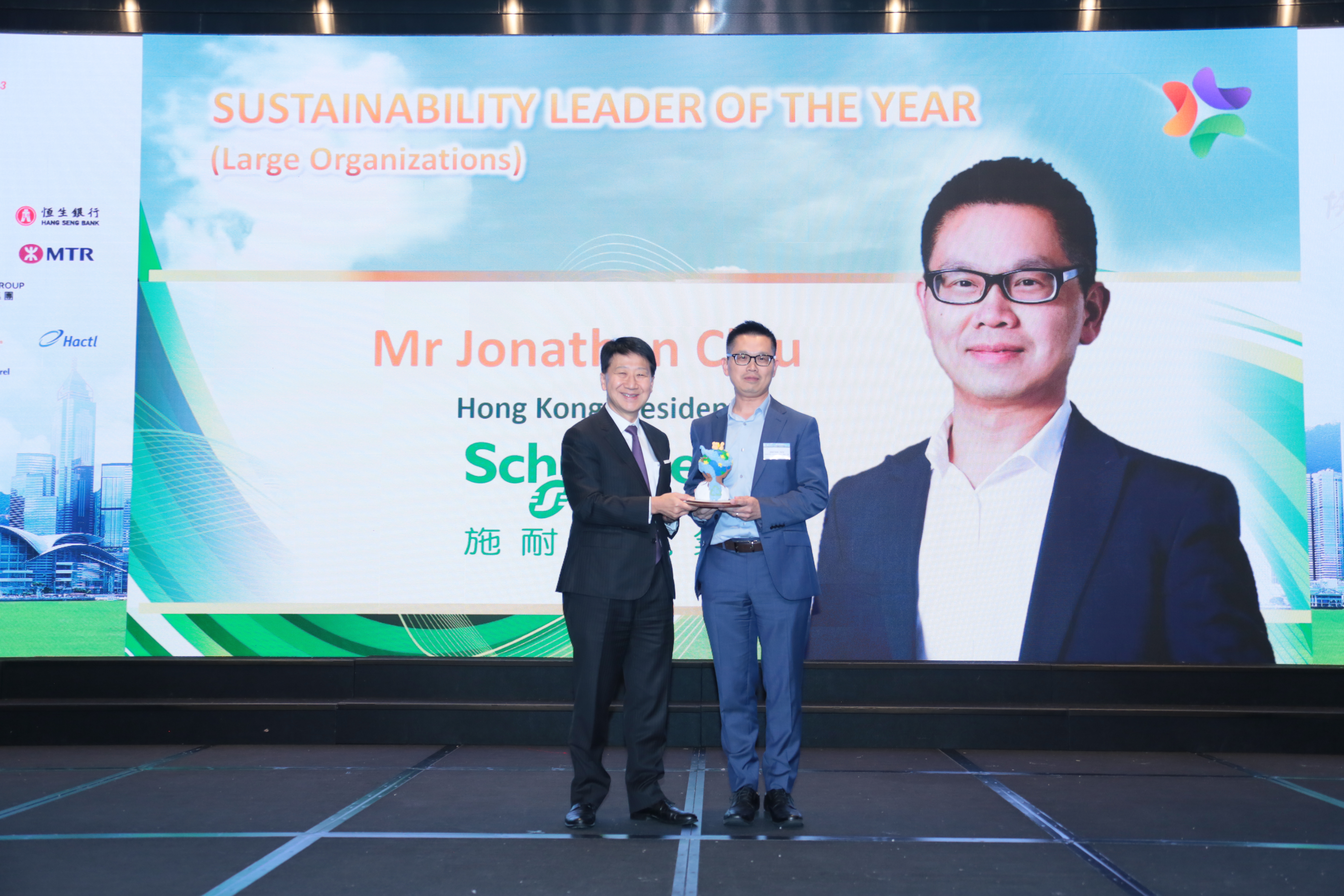 Jonathan Chiu, Chủ tịch Schneider Electric Hồng Kông, đã nhận được Giải thưởng Nhà lãnh đạo bền vững của năm và Giải thưởng Lãnh đạo bền vững xuất sắc (Hạng mục Tổ chức lớn) tại Giải thưởng Phát triển bền vững HKMA Hồng Kông 2023.