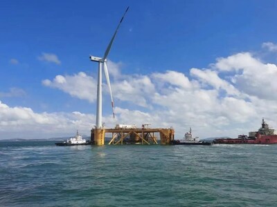 Được trang bị bởi Shanghai Electric's Offshore Tribune, Dự án năng lượng gió nổi biển sâu đầu tiên trên thế giới được tích hợp với các trang trại chăn nuôi trên biển hoàn chỉnh. (PRNewsfoto/Shanghai Electric) Được trang bị bởi Shanghai Electric's Offshore Tribune, Dự án năng lượng gió nổi biển sâu đầu tiên trên thế giới được tích hợp với các trang trại chăn nuôi trên biển hoàn chỉnh. (PRNewsfoto/Shanghai Electric)