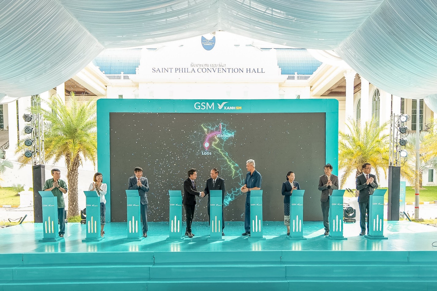 Lễ khai trương taxi điện Xanh SM tại Lào.