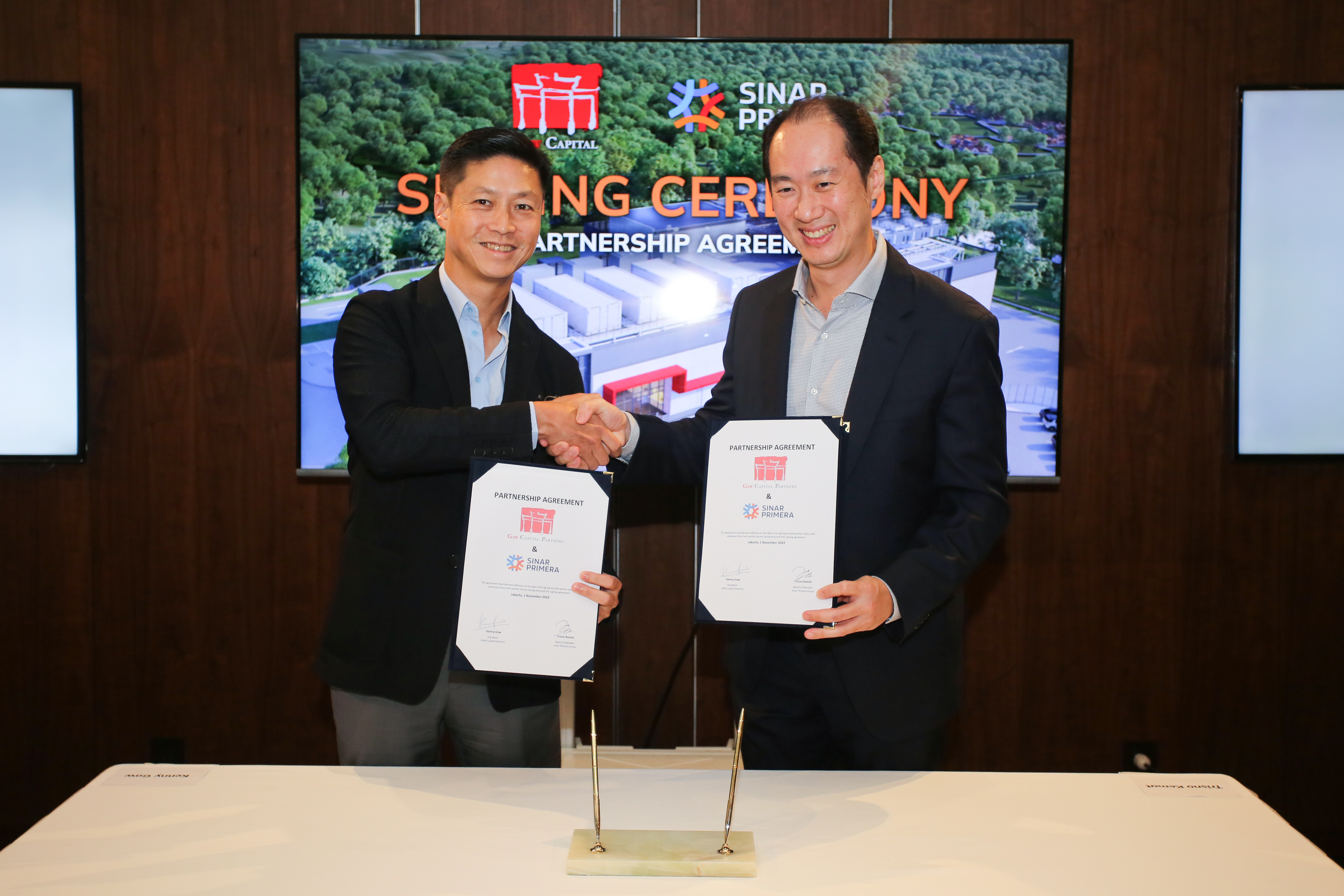 Kenneth Gaw, chủ tịch kiêm CEO của Gaw Capital Partners (trái);  Trisno Kemat, thành viên hội đồng quản trị Tập đoàn Sinar Primera (phải)