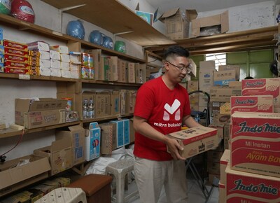 Irman, một trong những Mitra của chúng ta đến từ Tây Java đã chuyển đổi thành công vai trò thông thường của mình là chủ sở hữu warung thành đại lý phân phối.  (PRNewsfoto/Bukalapak)