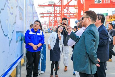 Một nhân viên tại Cảng Taicang ở tỉnh Giang Tô tóm tắt cho các nhà báo nước ngoài về hoạt động của cảng vào ngày 27 tháng 10 trong Chuyến đi truyền thông Hi Jiangsu năm 2023.  Sự kiện này đã được tổ chức bảy lần kể từ khi ra mắt vào năm 2015 như một nền tảng để giới thiệu Giang Tô với khán giả nước ngoài. [Photo/China Daily] (PRNewsfoto/Trung Quốc hàng ngày)