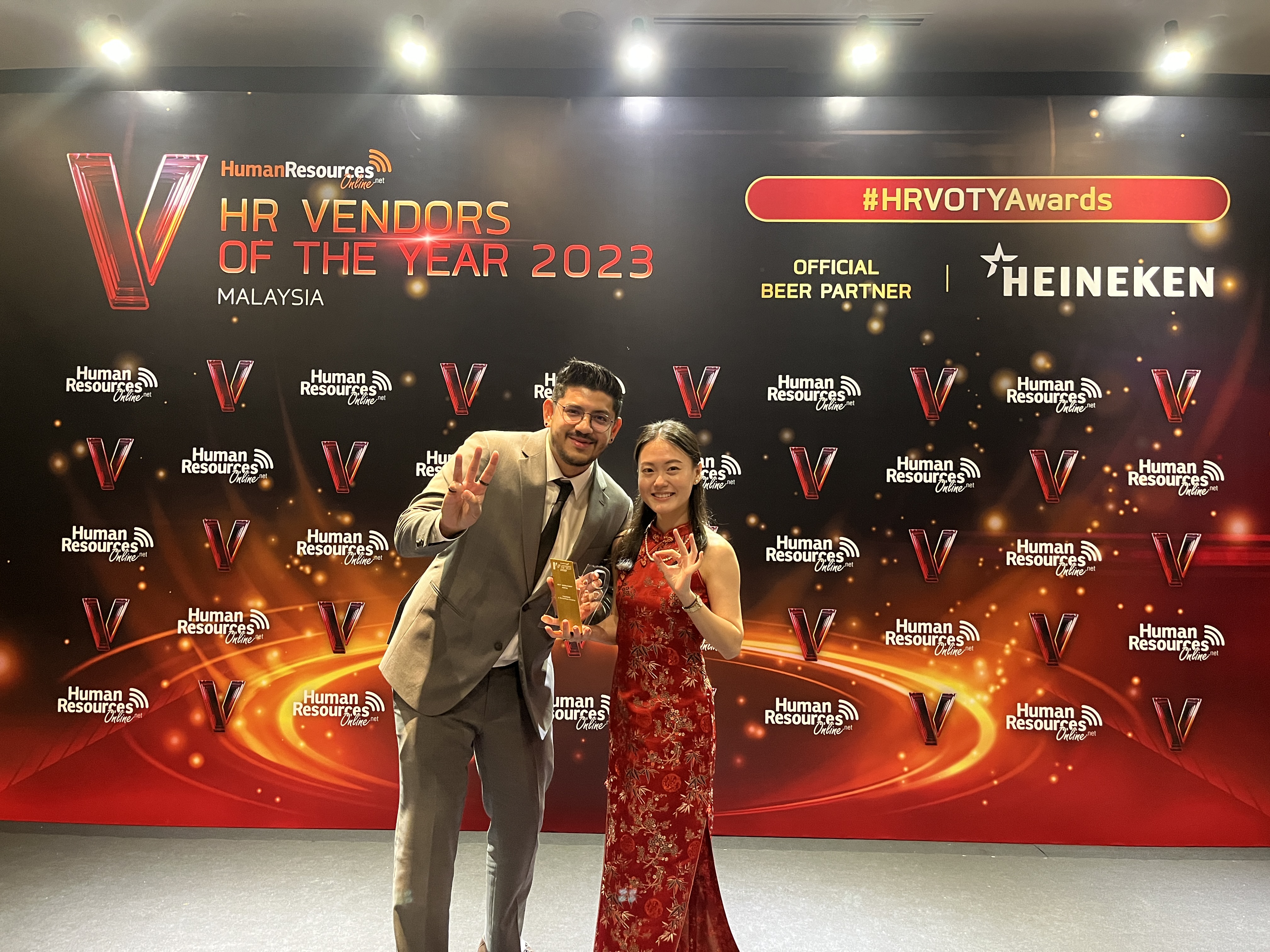Craig Ryan Goonting, COO của TROOPERS và Andrea Ong, Trưởng phòng Chuyển đổi và Thay đổi Kỹ thuật số tại TROOPERS tại Lễ trao giải Nhà cung cấp Nhân sự của Năm
