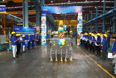 Máy XCMG đi toàn cầu: Máy xúc thứ 2.000 được sản xuất tại Ấn Độ bắt đầu dây chuyền lắp ráp.  (PRNewsfoto/XCMG Máy móc)